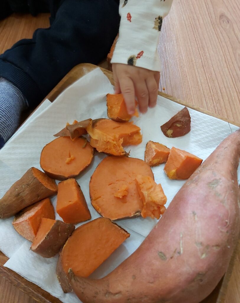 Tastem el moniato a l’aula dels petits